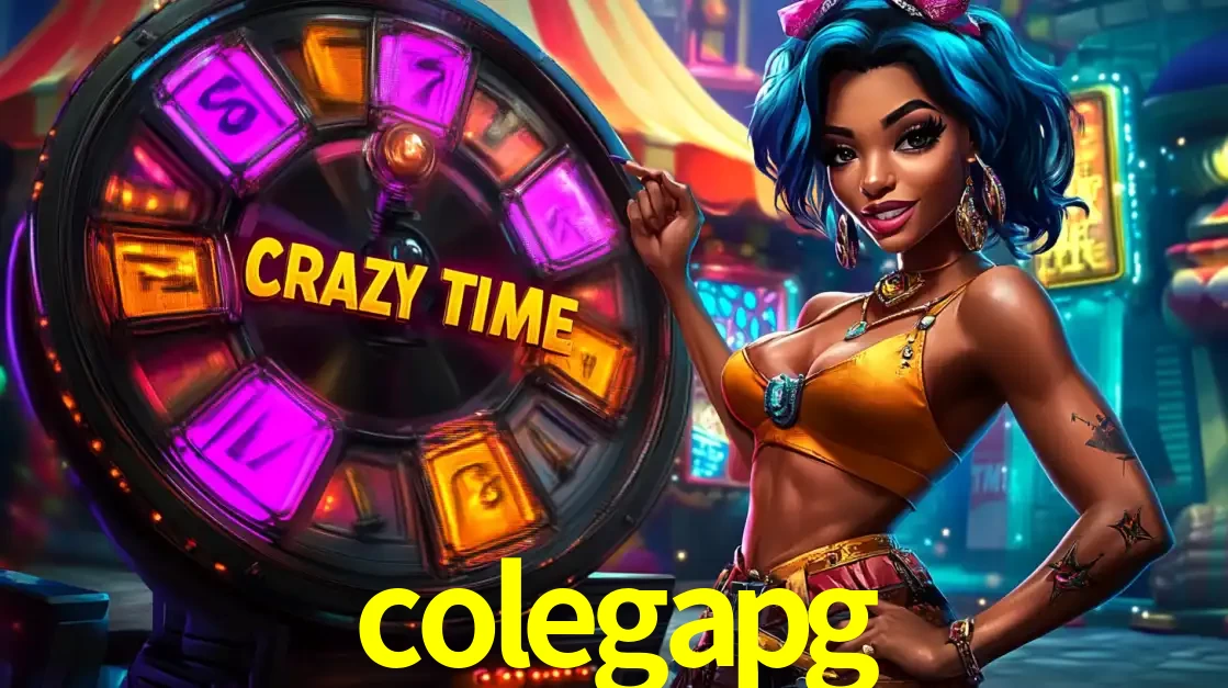 Mulher estilizada com cabelo azul e visual vibrante posando ao lado da roda de prêmios do game show Crazy Time, convidando para a diversão e os bônus do cassino colegapg.